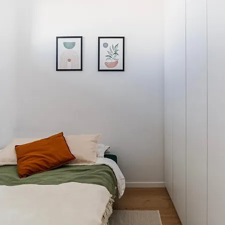 Cozy & Bright - 10 Min Walk To Apartment